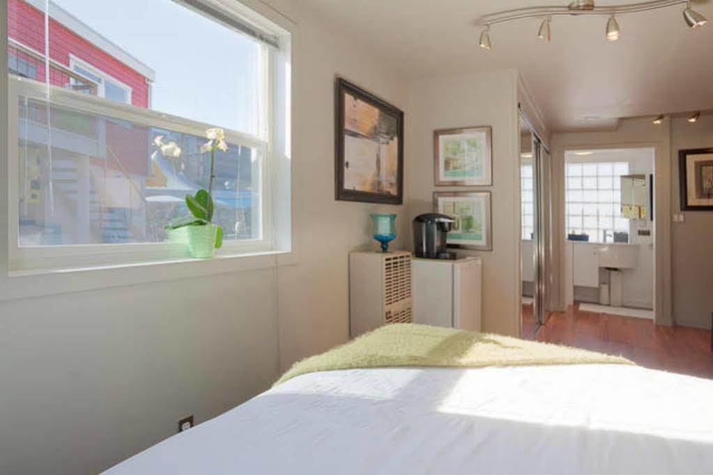 Fisherman'S Wharf Bed & Breakfast Victoria Exterior photo